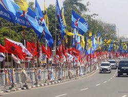 Alat Peraga Kampanye Jadi Masalah di Fly Over Jakarta