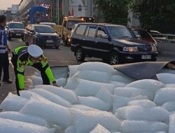 Ada Truk Bermuatan Terguling di Tol Cawang