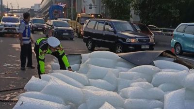 Bekas kecelakaan truk muatan As Batu terguling di Tol Cawang menuju Slipi (Foto:Dok.TMC Polda Metro Jaya)