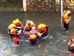 Berenang di Kali Mampang, 2 ABG Terseret Arus