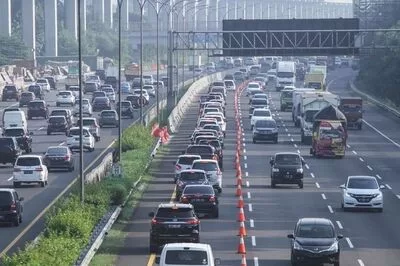antrian kendaraan di jalan tol