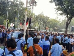 Supir Mikrotrans JakLingko Gelar Aksi di Depan Balai Kota