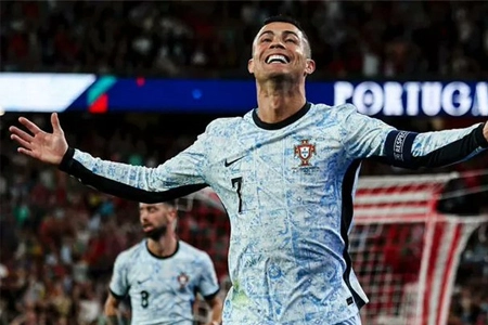 Cristiano Ronaldo berhasil mencetak gol ke-900