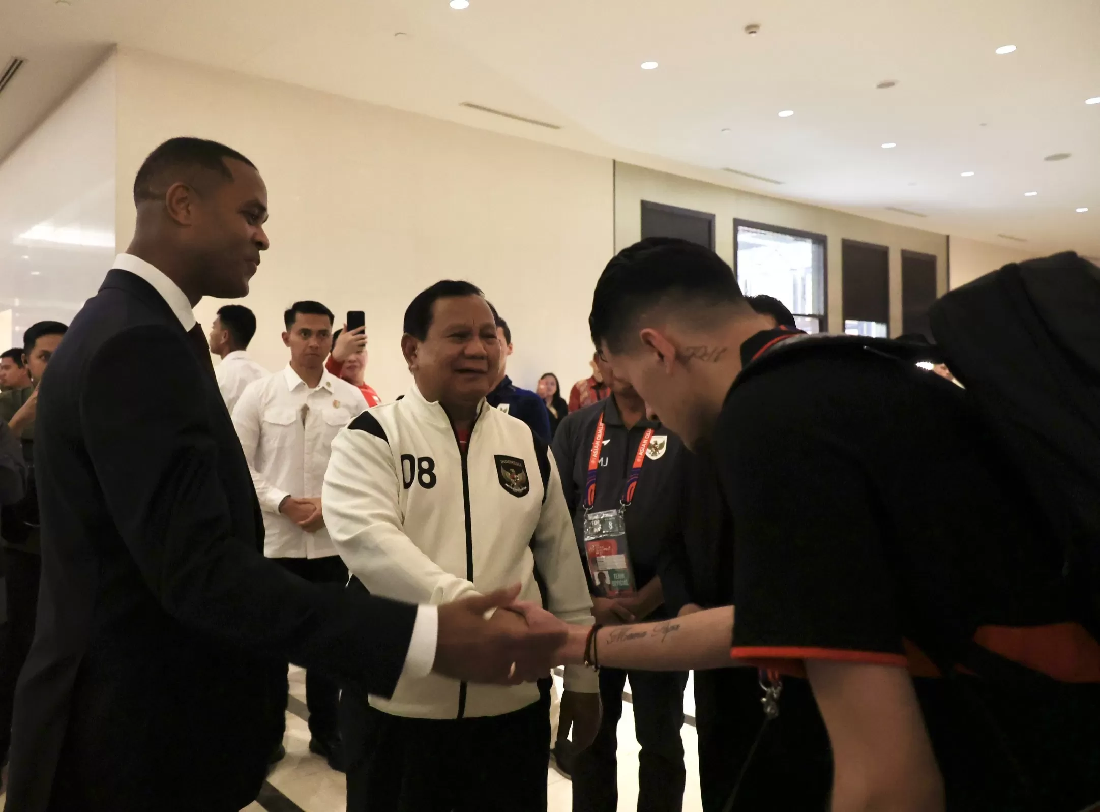 Momen Prabowo Sambangi Para Pemain Timnas Sebelum Laga Versus Bahrain.