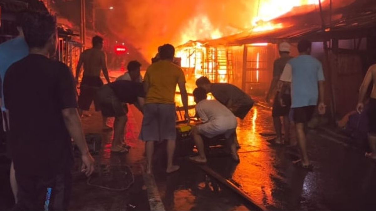 35 Kios Terbakar di Pasar Poncol Jakpus.