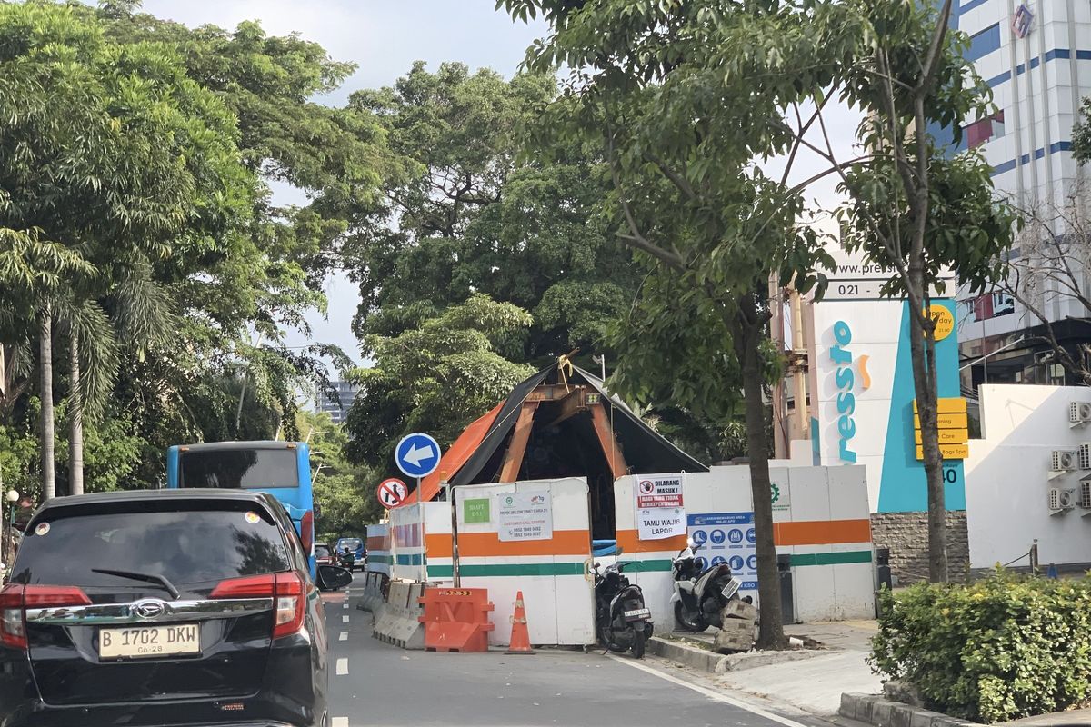 Warga Keluhkan Macet akibat Proyek Saluran Air Limbah di Cikini Raya.