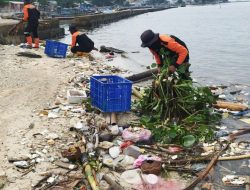 21 Personel Sudin LH Bersihkan 1,7 Ton Sampah di Pesisir Pulau Lancang