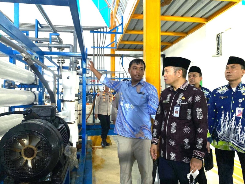 Pelaksana Tugas (Plt) Bupati Kepulauan Seribu, M Fadjar Churniawan tinjau Operasional SWRO dan BWRO di Kepulauan Seribu Dipastikan Berjalan Lancar.