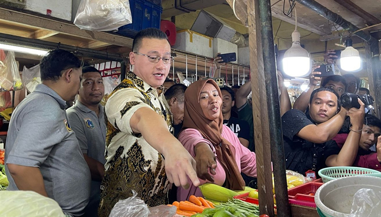 Anggota DPRD Jakarta Temukan Harga Beras Melebihi HET di Pasar Tomang Barat.