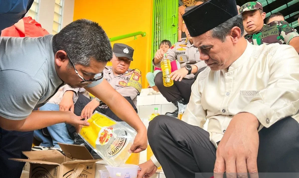 Mentan Amran Pantau Distribusi Minyakita dalam Sidak di Pasar Lenteng Agung.