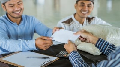 Ilustrasi penyaluran zakat.