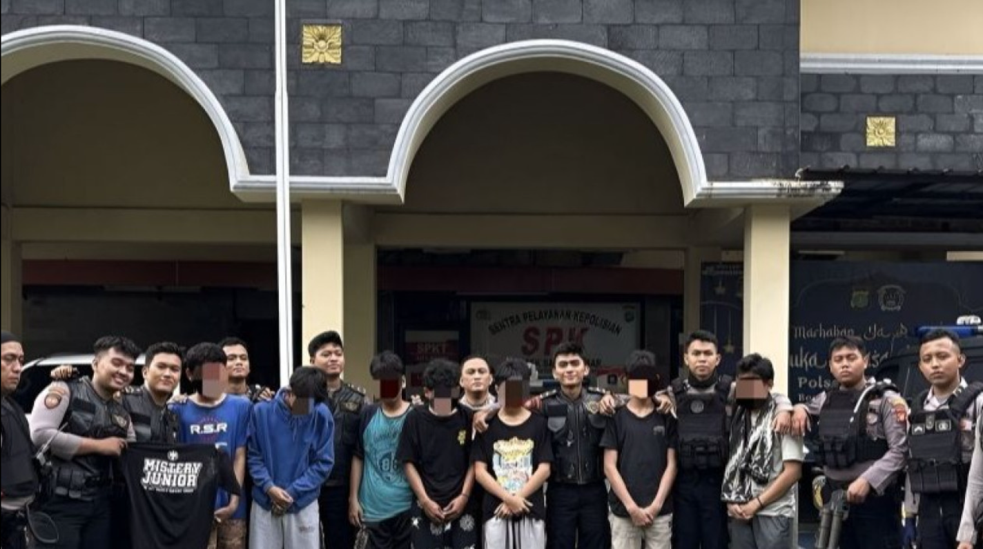 Polisi Bubarkan Tawuran Usai Sahur di Jakpus, Sejumlah Pemuda Diamankan.