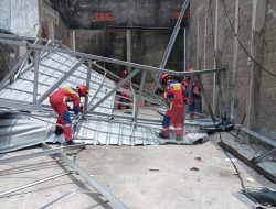 Puluhan Petugas Gabungan Dikerahkan Bersihkan Dampak Puting Beliung di Tugu Selatan