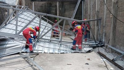 Puluhan Petugas Gabungan Dikerahkan Bersihkan Dampak Puting Beliung di Tugu Selatan