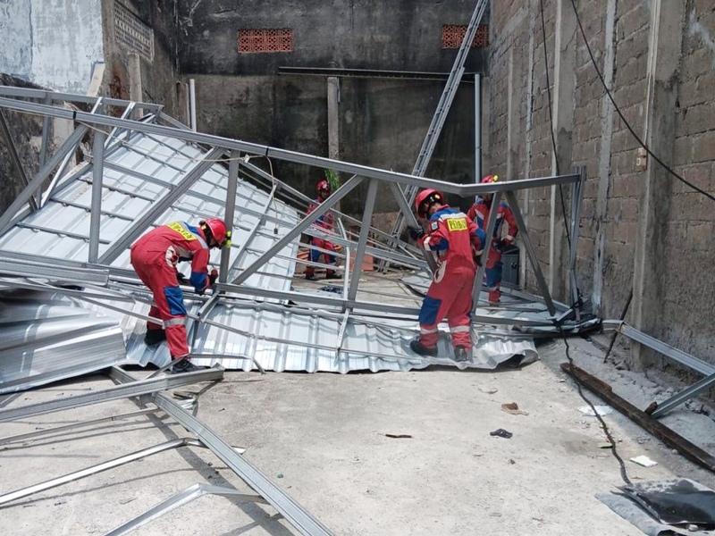 Petugas Gabungan Bersihkan Dampak Puting Beliung di Tugu Selatan