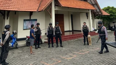 Ilustrasi - Gegana Sterilisasi Gereja Katedral Jakarta