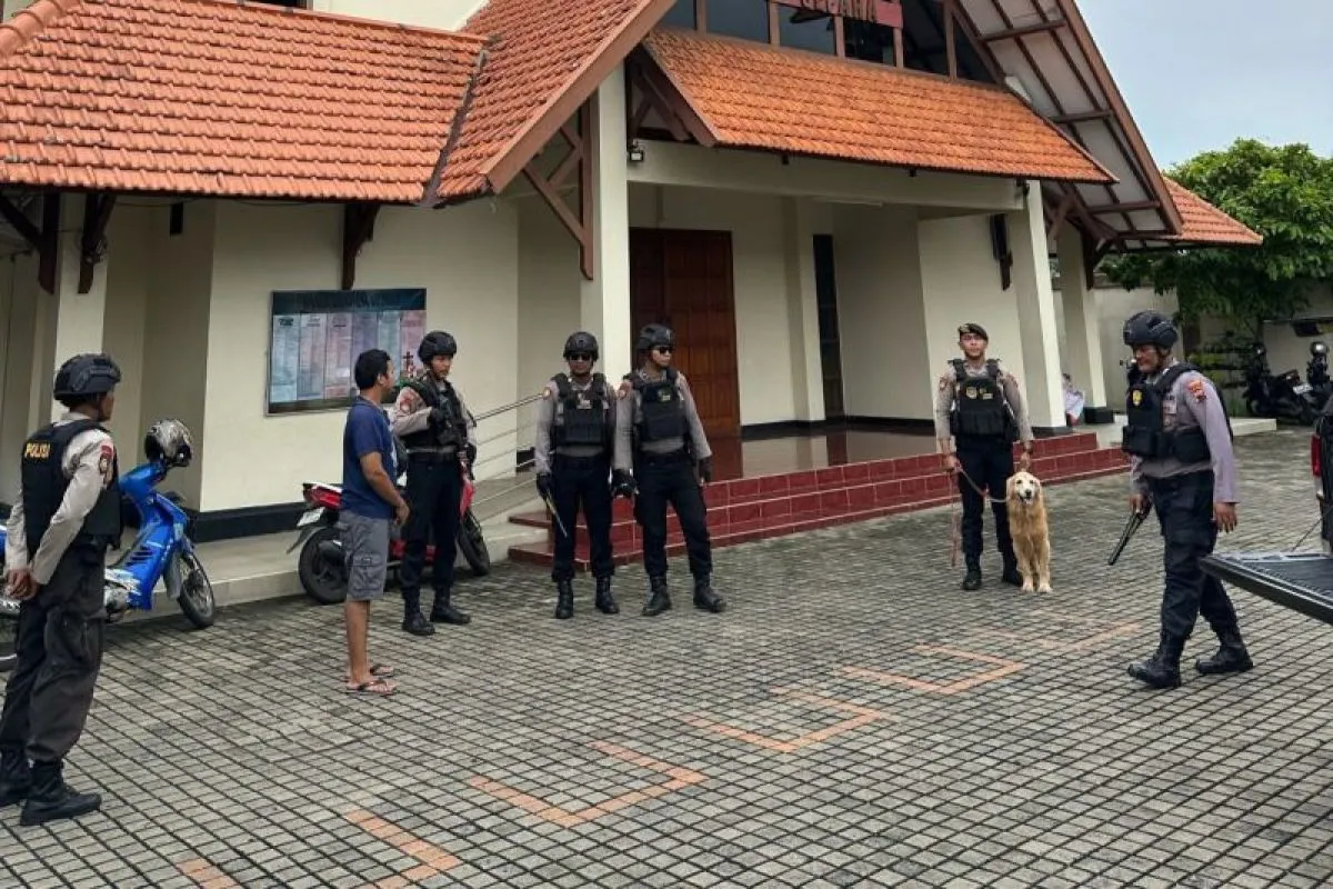 Ilustrasi - Gegana Sterilisasi Gereja Katedral Jakarta