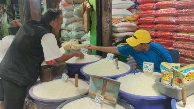 Ilustrasi - Penjualan beras di PD Pasar Jaya.