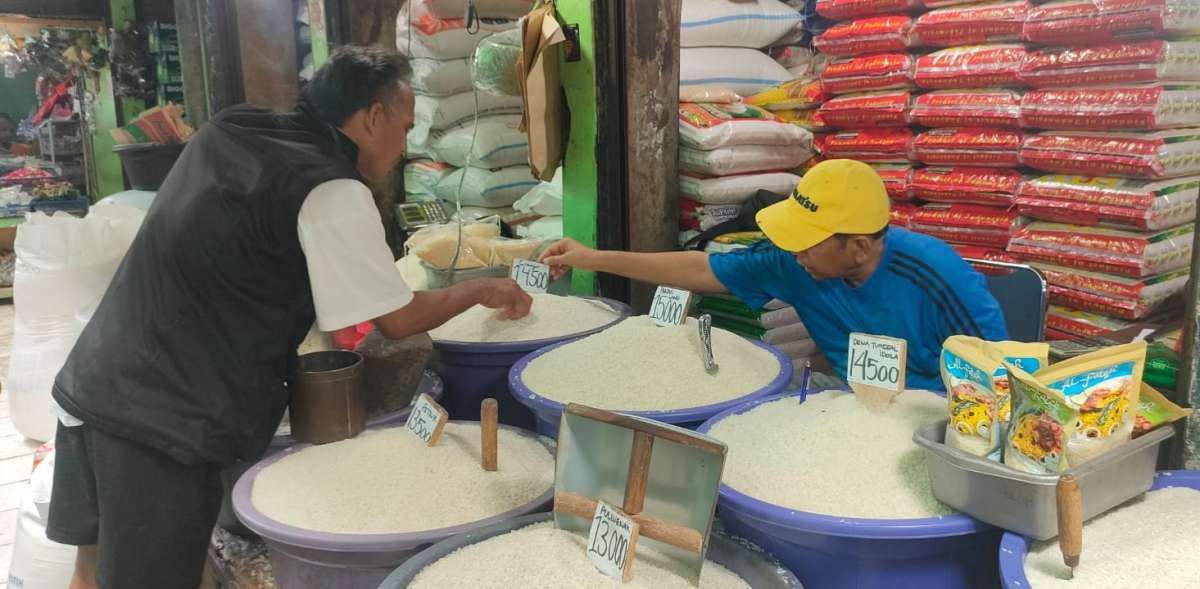 Ilustrasi - Penjualan beras di PD Pasar Jaya.