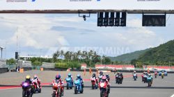Sejumlah pembalap nasional 150cc U-15 memacu kendaraan saat Race 2 pada ajang Kejuaraan National Sportbike “Pertamina Mandalika Racing Series 2025” yang diselenggarakan di Pertamina Mandalika International Circuit, Lombok, Nusa Tenggara Barat pada Minggu (13/04/2025). Event ini diselenggarakan selama 3 hari pada tanggal 11-13 April 2025.