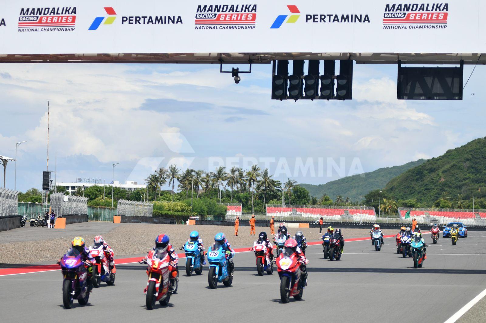 Sejumlah pembalap nasional 150cc U-15 memacu kendaraan saat Race 2 pada ajang Kejuaraan National Sportbike “Pertamina Mandalika Racing Series 2025” yang diselenggarakan di Pertamina Mandalika International Circuit, Lombok, Nusa Tenggara Barat pada Minggu (13/04/2025). Event ini diselenggarakan selama 3 hari pada tanggal 11-13 April 2025.