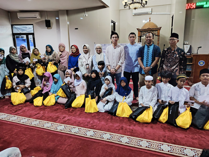 Kajian Muslimah Balai Kota Berbagi 500 Takjil dan Santunan di Masjid As-Sudairi.