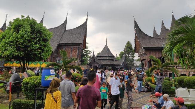 Pengunjung Taman Mini Indonesia Indah (TMII)