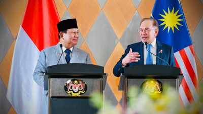 Presiden Republik Indonesia, Prabowo Subianto, melakukan pertemuan dengan Perdana Menteri Malaysia, Anwar Ibrahim.