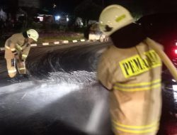 Gulkarmat Jakarta Timur Bersihkan Tumpahan Oli di Jalan Pondok Kelapa Raya