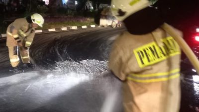 Tumpahan Oli di Jalan Raya Pondok Kelapa Rampung Dibersihkan.