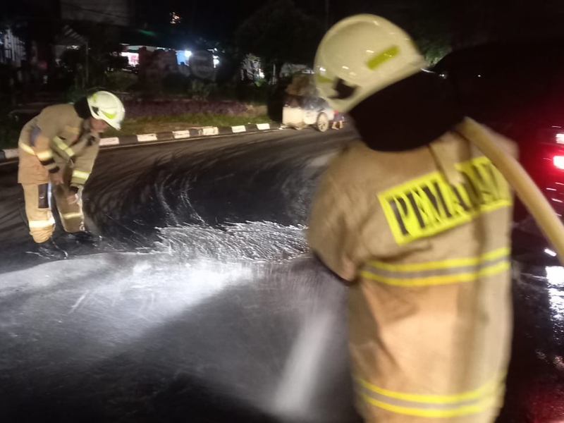 Tumpahan Oli di Jalan Raya Pondok Kelapa Rampung Dibersihkan.