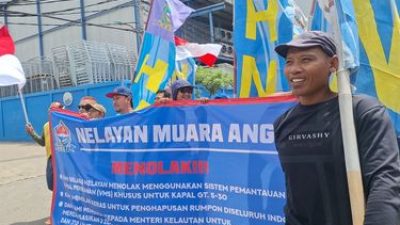 Nelayan Muara Angke Jakarta Utara menggelar aksi unjuk rasa soal aturan pembatasan zona tangkap di laut.