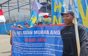 Nelayan Muara Angke Jakarta Utara menggelar aksi unjuk rasa soal aturan pembatasan zona tangkap di laut.