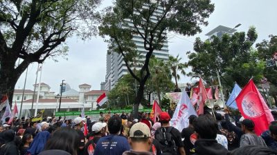 eriakan Tolak Penggusuran Menggema di Balai Kota, Warga Kebon Sayur Unjuk Rasa