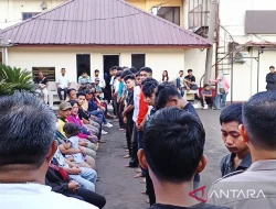 Kapolsek Penjaringan Pulangkan 19 Remaja Pelaku Tawuran, Wajib Cium Kaki Orang Tua Sebagai Permintaan Maaf
