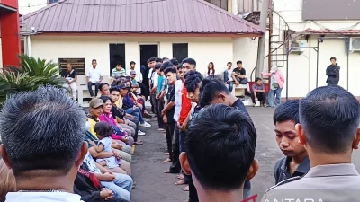 Istimewa - Tangis Haru di Mapolsek Penjaringan, Anak Tawuran Cuci Kaki Orang Tua