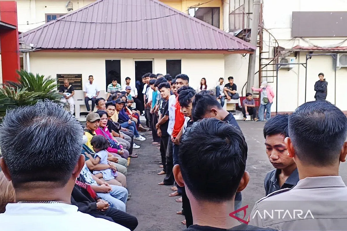 Istimewa - Tangis Haru di Mapolsek Penjaringan, Anak Tawuran Cuci Kaki Orang Tua