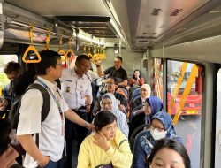 Wali Kota Jaksel Munjirin Naik Transjakarta ke Kantor, Taat Instruksi Gubernur DKI