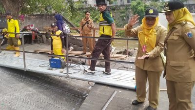 Iin Mutmainnah Pelaksana Tugas (Plt) Wali Kota Jakarta Timur Tinjau Penanganan Jembatan Amblas di Kebon Manggis