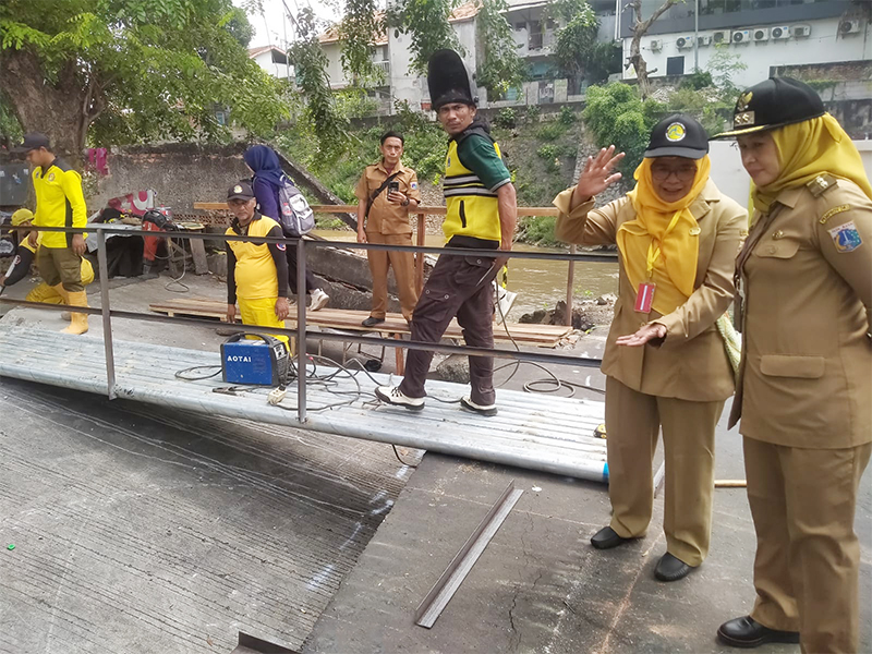 Iin Mutmainnah Pelaksana Tugas (Plt) Wali Kota Jakarta Timur Tinjau Penanganan Jembatan Amblas di Kebon Manggis