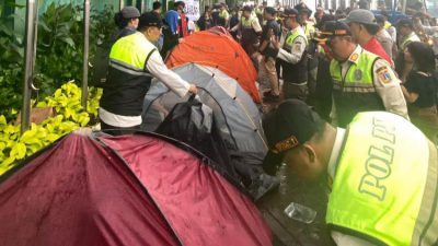 Satpol PP membongkar tenda dan mengangkut sejumlah barang pribadi milik peserta aksi, termasuk tenda, makanan, dan minuman.
