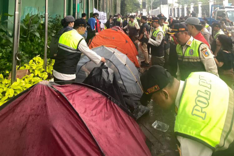 Satpol PP membongkar tenda dan mengangkut sejumlah barang pribadi milik peserta aksi, termasuk tenda, makanan, dan minuman.