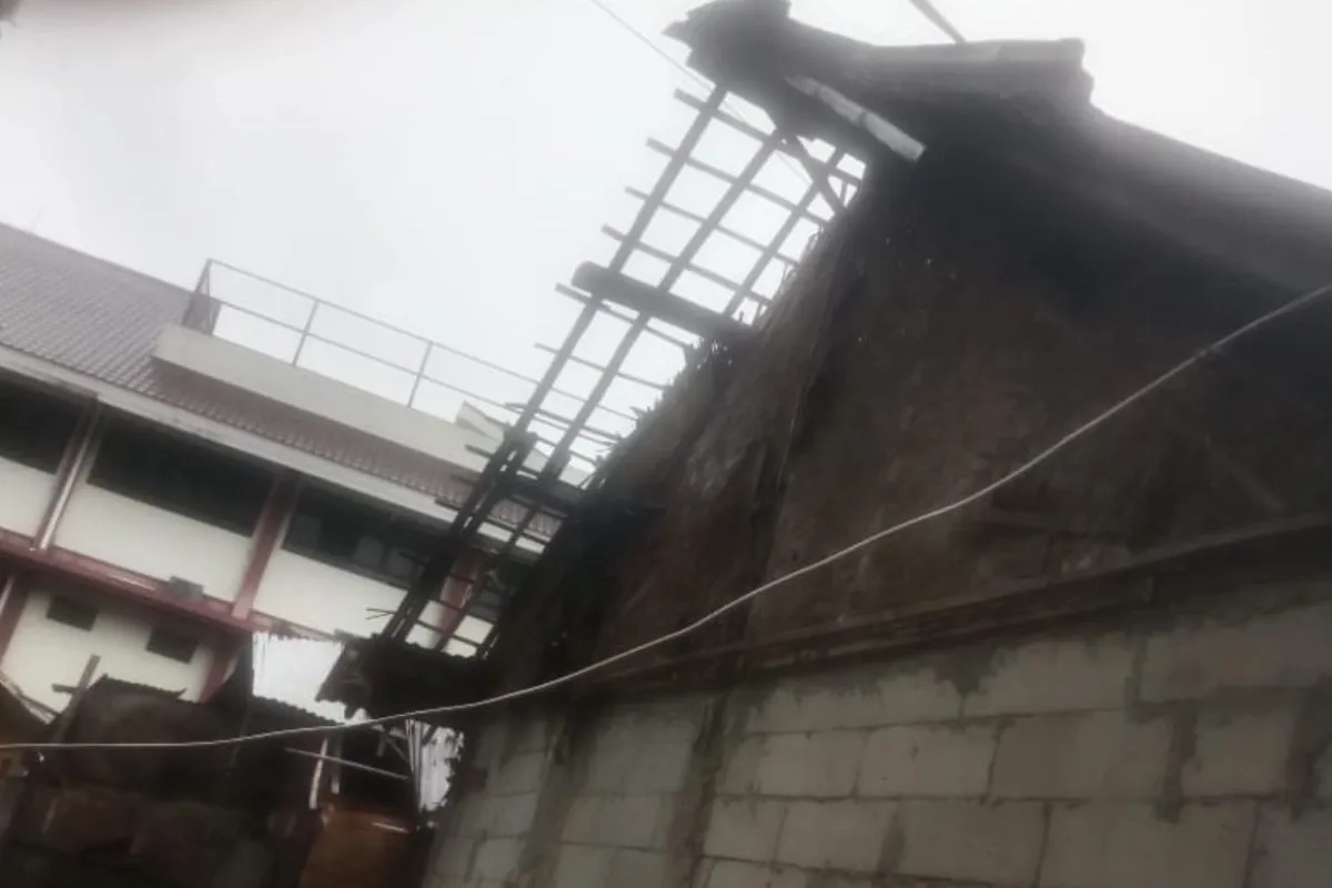 Angin Kencang Rusak Rumah di Pulau Panggang, Warga Kepulauan Seribu Terdampak.