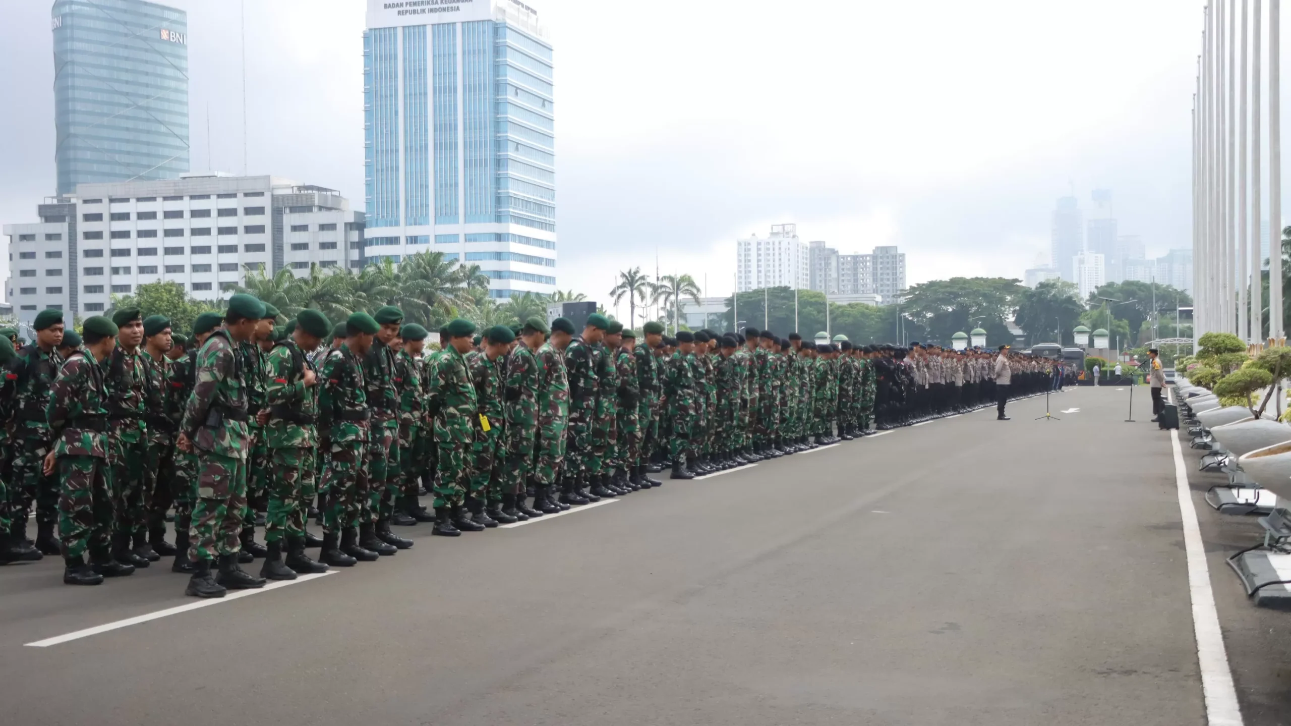 Ribuan Personel Gabungan Kawal Aksi Mahasiswa Terkait Revisi UU TNI di DPR RI.