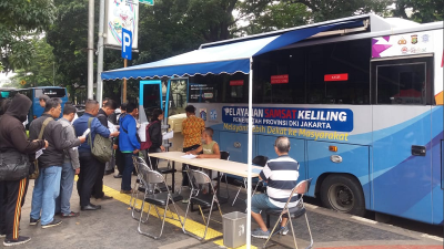 Sejumlah warga mengantre untuk pendaftaran pembayaran pajak kendaraan bermotor di gerai pelayanan Samsat keliling