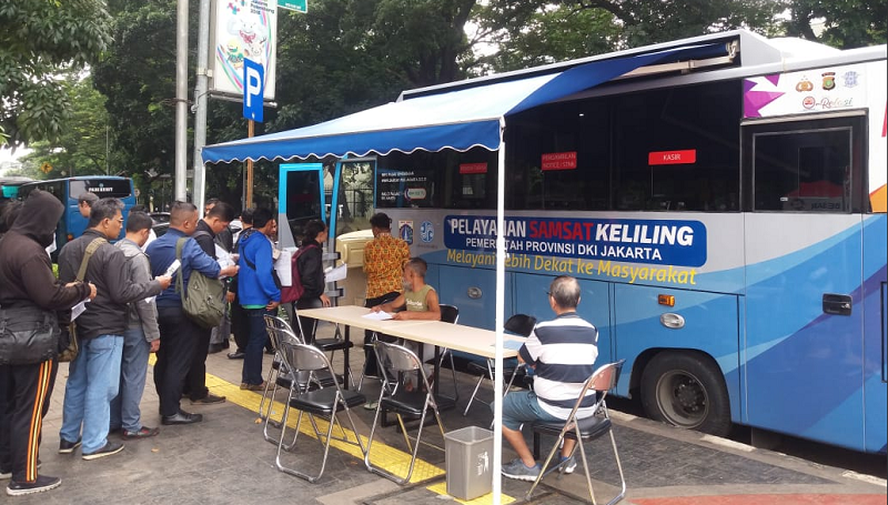 Sejumlah warga mengantre untuk pendaftaran pembayaran pajak kendaraan bermotor di gerai pelayanan Samsat keliling