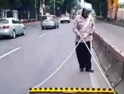 Cegah Kecelakaan, Polisi Bersihkan Ranjau Paku di Pejompongan Menuju Tol Semanggi