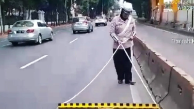 Polisi bersihkan ranjau paku di sepanjang Jalan Pejompongan.