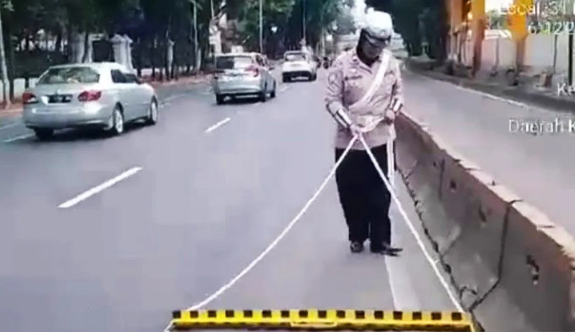 Polisi bersihkan ranjau paku di sepanjang Jalan Pejompongan.