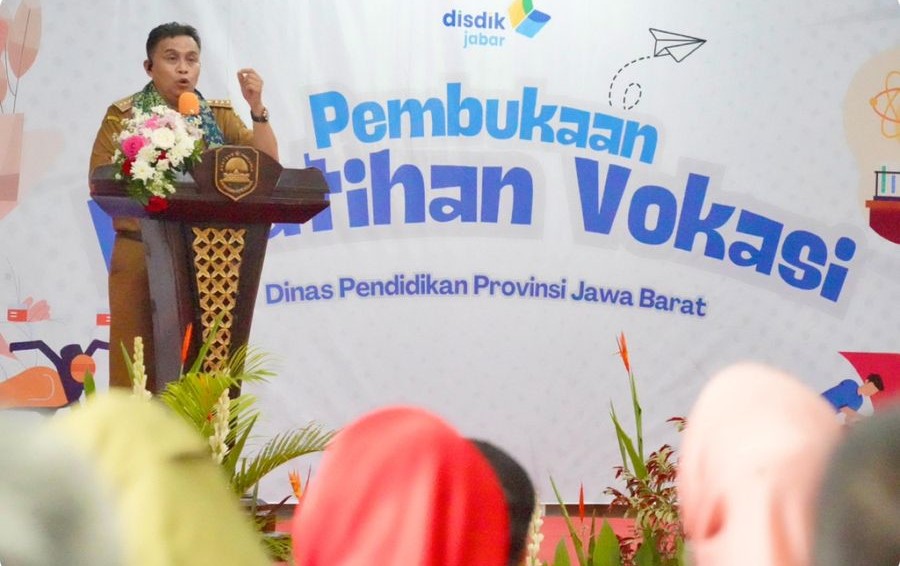 Plt. Kadisdik Jabar, Deden Saepul Hidayat saat membuka pelatihan vokasi di SMKN 1 Subang, Senin, 21 April 2025.
